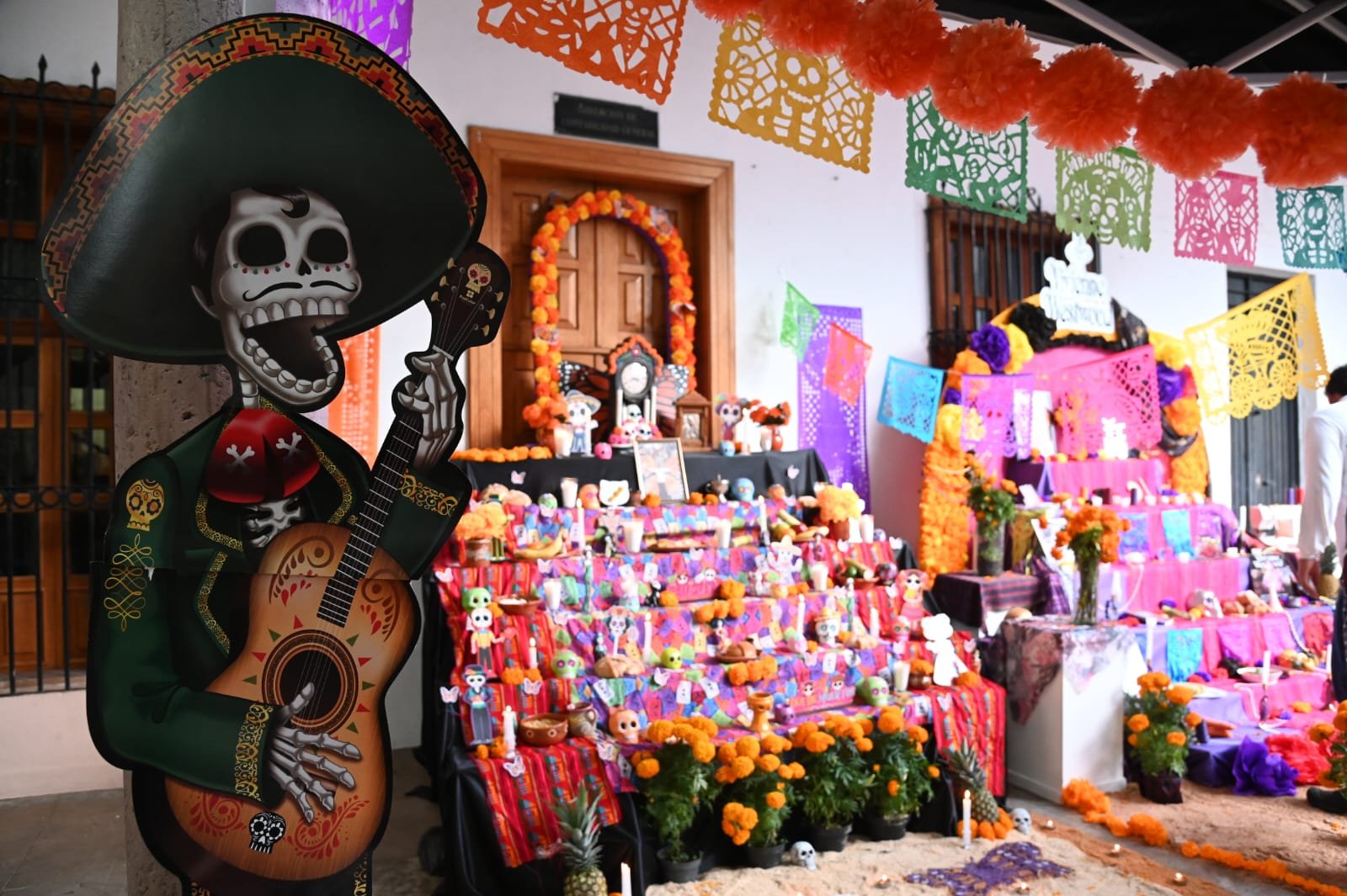 La UAS transforma el Edificio Central en un mosaico de memoria y tradición con la participación de su comunidad en la XLVII Celebración de Día de Muertos
