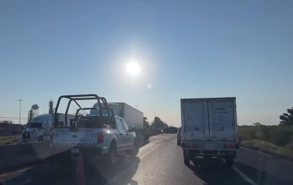 Choque y volcadura en la México 15, a la altura de La Costeña, deja un joven herido
