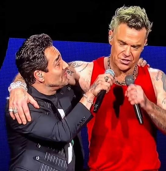 ¡Inesperado dueto! Robbie Williams sorprende en el Palacio de los Deportes y sube a Omar Chaparro a cantar con él