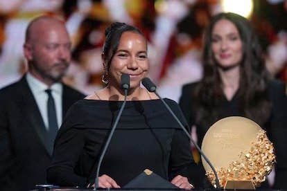Orgullo nacional! La mexicana Charlyn Corral es galardonada como la Mejor Goleadora del Mundo en la gala del Balón de Oro